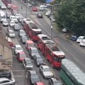 Velike gužve u gradu: Ulice se privremeno zatvaraju, negde ni pešaci ne mogu da prođu (video)