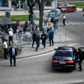 Ranjenog slovačkog premijera obezbeđenje unosi u auto Pojavio se novi uzmenirujući snimak atentata (video)