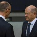 Snimak reakcije Olafa Šolca nakon mercovog debakla obilazi svet: Dobio je neočekivan produžetak ugovora, gestikulacija sve…