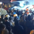 Protest ispred prostorija SNS: Policija upotrebila pendreke protiv pristalica Srpske napredne stranke