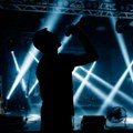 Folk pevač molio da mu ne slome vrat! Davali novčanice od 500 evra, a onda nastao ogroman haos: Završio u opštoj makljaži…