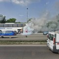 (FOTO) Zapalio se autobus na auto-putu: Gužve na ulazu u Beograd