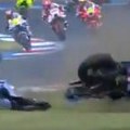 Jezive scene na stazi! Čuveni motociklista pao sa motora i polomio levu ruku! Aleks Markes završio u bolnici, njegov rođeni…