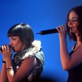 Ljubile se u školskim uniformama, sve u inat Putinu: Poznat pop duo imao povratnički koncert na Krimu, ponovo drmaju kavez…