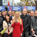 Policija upala u stan zbog transparenta „Vučićeva lažna obećanja“: Šarković priveden uoči Vučevićevog dolaska, tvrdi Jelena…
