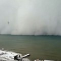 Страшно невреме погодило Турску: Таласи високи и до два метра уништили плажу у Кемеру