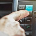 Ovo skriveno dugme u automobilu može vam spasiti život, a mnogi vozači ne znaju čemu služi