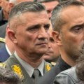 Talijan sa suzama u očima na sahrani bivšeg tasta, samo gleda u sina: Marija stoji pored groba, deca su s njom