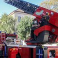 (Foto) Dim uznemirio stanare u centru Novog Sada. Tri vatrogasna vozila u Ulici Ive Lole Ribara
