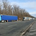 Teretnjaci čekaju sat vremena na izlazu iz Srbije na Sremskoj Rači
