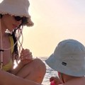 (Foto) Sin Miloša Bikovića u kombinezonu i šeširiću Mama ga izula, pa se igrao u fontani: Porodica baš uživa u Crnoj Gori…