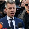 Muškarac prišao i pljunuo mađarskog premijera Petera Mađara, incident se desio pred kamerama