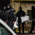 Drama u Nemačkoj: Naoružani muškarac se zabarikadirao u kući, ispalio 15 metaka na policiju! Žena i dete pobegli!