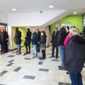 Zatvorena biračka mesta u Srbiji, ali građani koji su u redu i posle 20 časova – mogu i dalje da glasaju