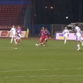 Kakva majstorija: Igrač Borca postigao gol sa pola terena! (video)