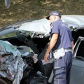 Stravična saobraćajna nesreća kod Kraljeva: Automobil smrskan u sudaru sa šleperom, delovi rasuti po putu (foto)