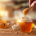 Da li med treba jesti drvenom ili metalnom kašikom: Razbijamo najveći mit (video)