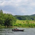 Nesreća kod Ljubovije! Pao sa surf daske i završio ispod čamca, dramatična akcija spasavanja! (foto)