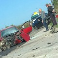 Težak sudar automobila, povređen stariji čovek