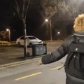 Mahnito skače pred automobil... Pogledajte šta radi opozicionarka poznata po vređanju pratrijaha Pavla i vernika (video)