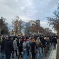 „Dosta je krvi“: Masovni protesti u Novom Sadu zbog prebijanja studenata