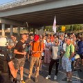 Blokiran izlaz na auto-put: Građani u Pakovraću igraju kolo pred policijomVIDEO