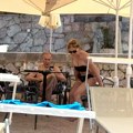 (Paparaco) džajići letuju u Pržnu: Žena Dragana Džajića ostavlja bez daha u 8. deceniji u kupaćem - u Crnoj Gori imaju svoju…