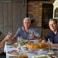 "Prase je stiglo nešto kasnije": Vučić posetio Tomislava Nikolića u Bajčetini (Foto)