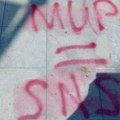 Na trgu pogrdne poruke na račun naprednjaka i policije