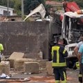 (Foto,video) u stravičnom udesu srušen deo kuće: Užas u Sloveniji: Sudarila se dva kamiona, povređene četiri osobe
