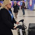 Snežana Đurišić nervozna stigla u Beograd: Pevačica sama gura kolica sa tri ogromna kofera, lice prekrila tamnim naočarama…