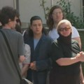 Protest ispred kancelarije izvršitelja koji bi da iseli onkološku pacijentkinju i njene dve ćerke
