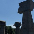 Kako je nastao spomenik Tri pesnice na Bubnju – priča o prostoru i univerzalnom simbolu pobune i slobode