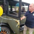 (Video) Tomica je svom autu proslavio 100. rođendan: I dalje ima originalnu boju i štof, a motor od 4.000 kubika pali bez…