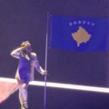 Kejti Peri izazvala nezapamćeni skandal u Prištini: Pevačica mahala zastavom tzv. Kosova, mreže gore