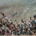 Španska policija rasteruje migrante sa plaža u Seuti u privremeni smeštaj