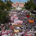 Argentina: Stotine hiljada ljudi protestovalo protiv rezova za državne fakultete