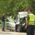 Auto potpuno smrskan, srča na sve strane: Stravične slike na mestu teške saobraćajne nesreće kod Mladenovca (foto, video)