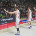 Incidenti posle derbija, Mitrović i Lazić sprečili navijače da uđu u teren (VIDEO)