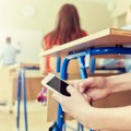Guverner Kalifornije hoće da ograniči upotrebu pametnih telefona u školama