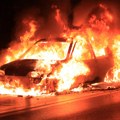 Auto potpuno izgoreo, vozač bio unutra u trenutku izbijanja požara: Snimci stravičnog incidenta kod Doboja (video)