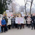 Novosađani i danas izašli ispred škola kako bi podržali prosvetne radnike u obustavi nastave (FOTO i VIDEO)