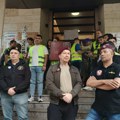 Protest ispred Medicinskog fakulteta u Nišu: Studenti strahuju od policije, dekan negira optužbe