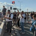Blokada Avijatičarskog trga u Zemunu: Pojavili se i mlada i mladoženja (FOTO)