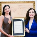 Dua Lipa u Prištini: Vjosa Osmani joj dala "kosovsko državljanstvo"