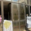 Rektor kragujevačkog univerziteta sa obezbeđenjem ušao u zgradu Rektorata i zaključao je