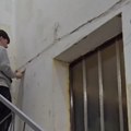 Student Ivan (22) sam, bez majstora, renovira porodičnu kuću: Do sada je uštedeo više od 5.000 evra (video)