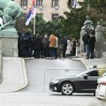 Посланици опозиције тврде да су они нападнути испред Скупштине: Стефан Јањић (Срце) каже да је носио маказе за арматуру