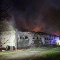 (Foto) Gori farma od 500 kvadrata kod Bečeja, buknuo ogroman požar, vatra progutala čitav krov, urušila se konstrukcija