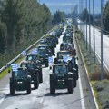 Grčki poljoprivrednici pokrenuli blokadu glavnih autoputeva na 48 sati! Traktori poređani duž ključnih ruta širom zemlje (foto)…
